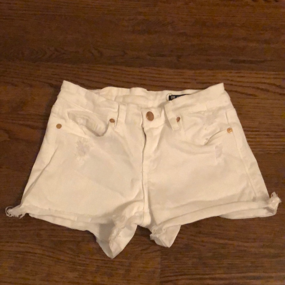 super cute white jean shorts!